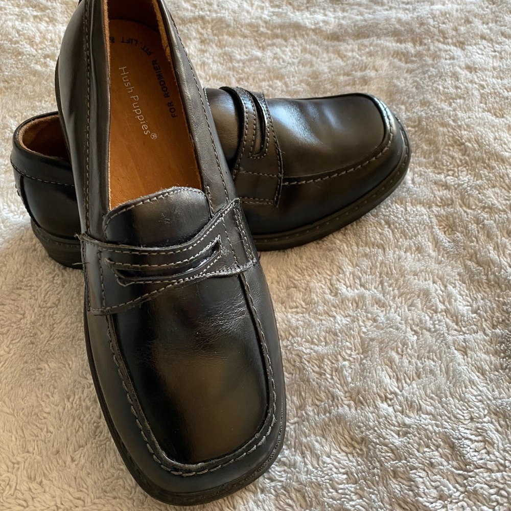 Hush Puppies size 2 black leather penny loafers